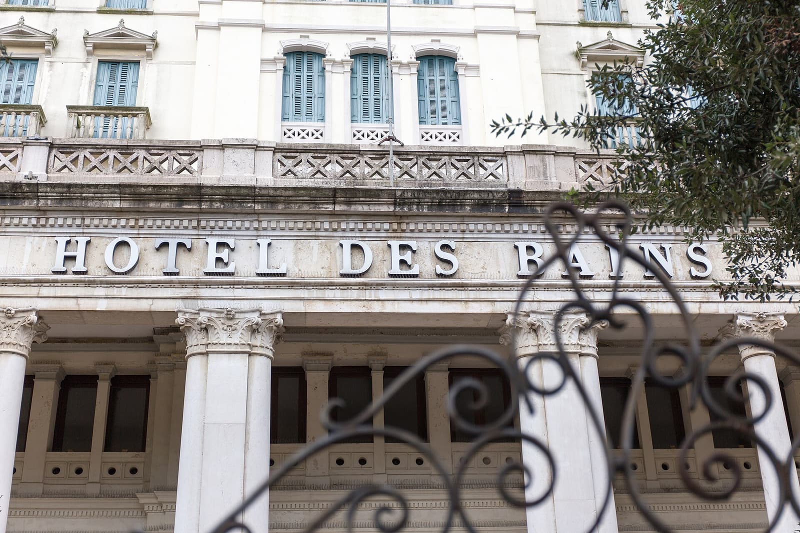 Der Schriftzug „Hotel des Bains“ über dem Eingang des geschlossenen Grandhotels