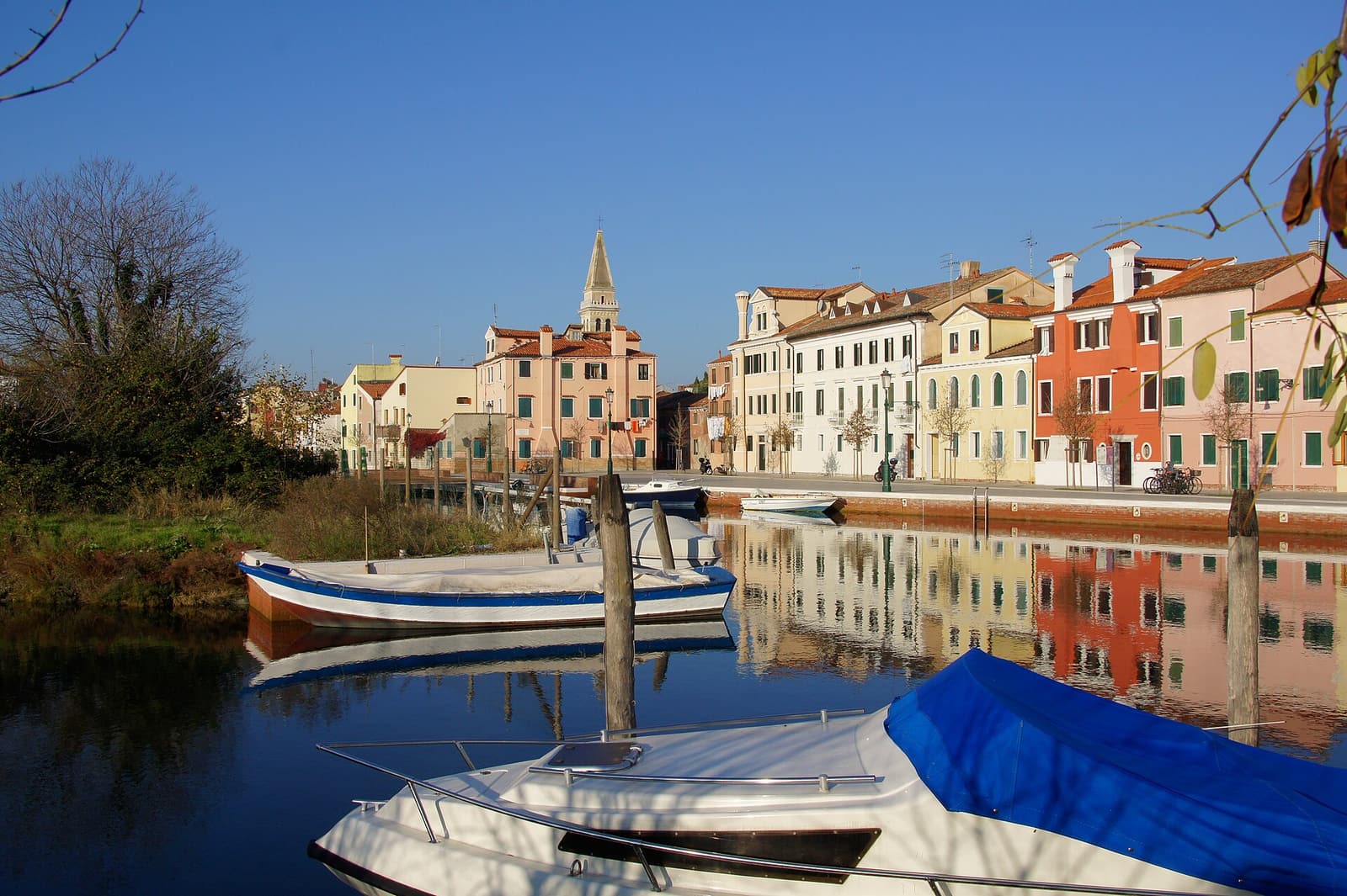 Boote an einem stillen Kanal im Dorf Malamocco auf dem Lido