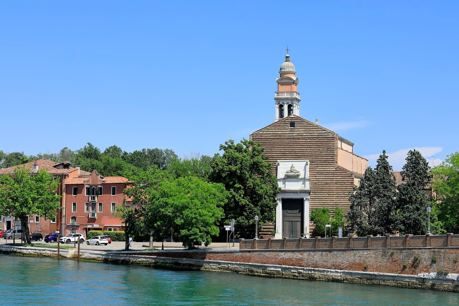 Kirche und Glockenturm von San Nicolò am Lagunenufer