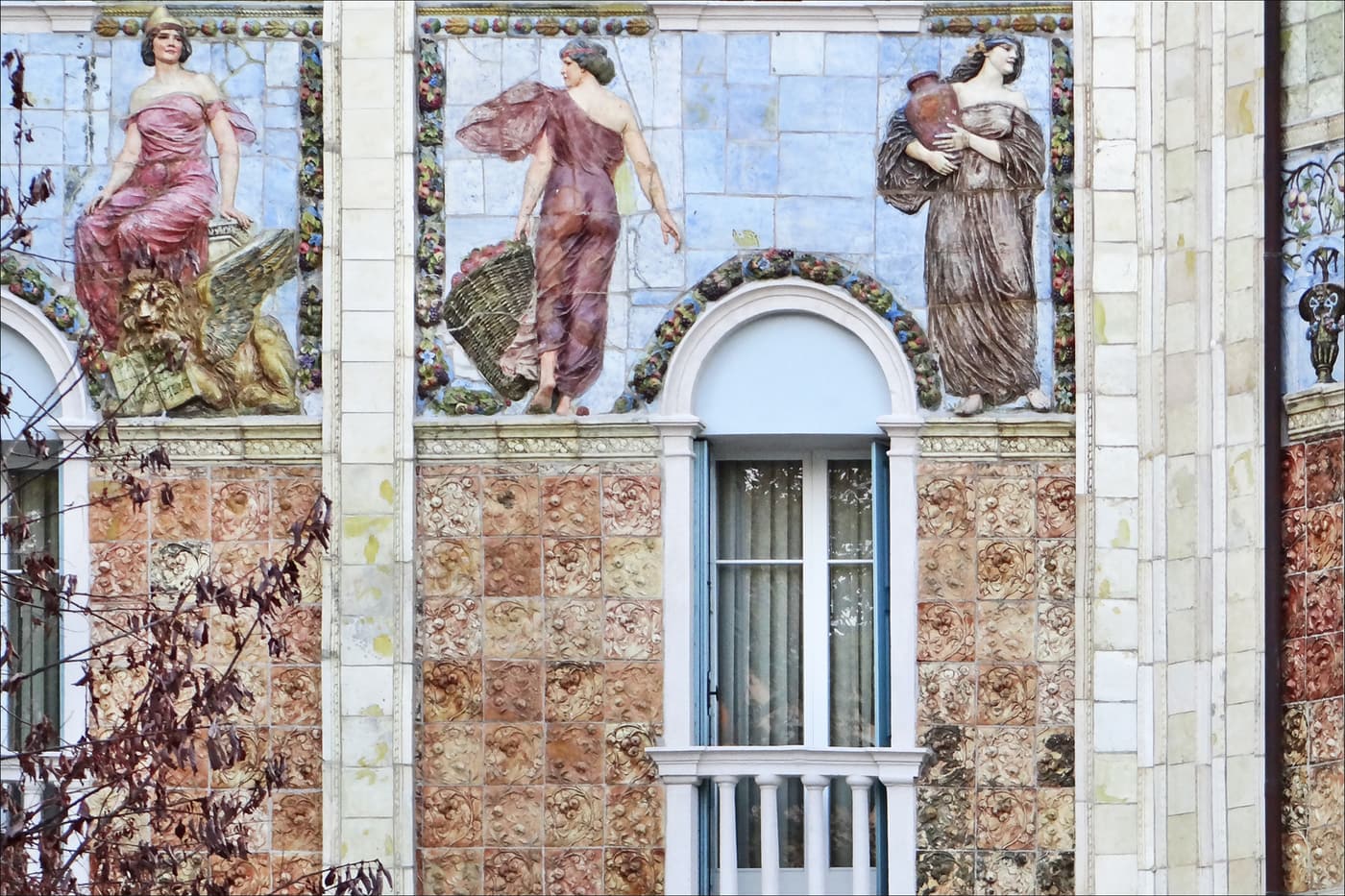 Bunte Majolika-Tafeln an der Jugendstilfassade des ehemaligen Hungaria Palace