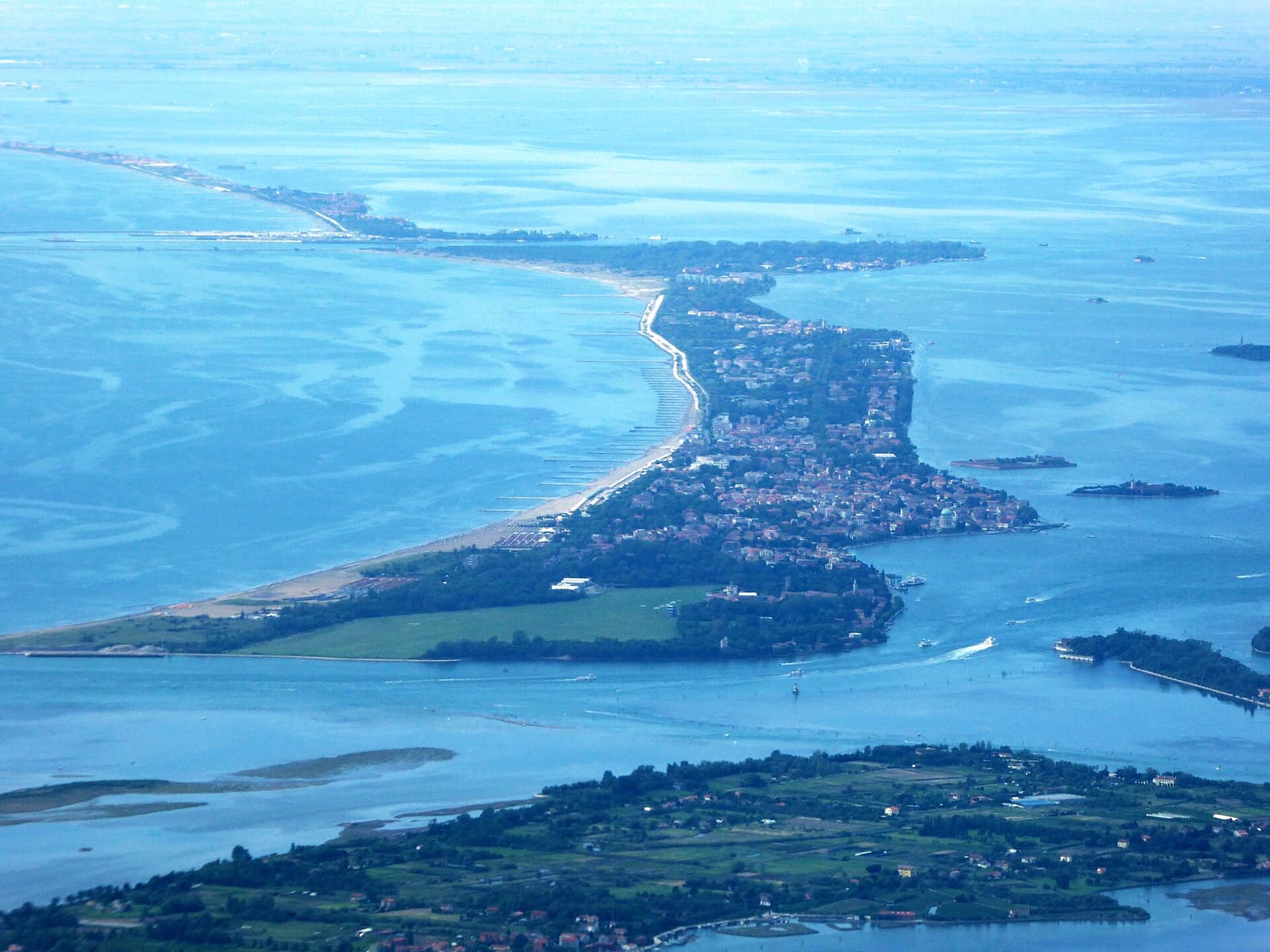 Luftbild des Lido di Venezia zwischen Lagune und Adria