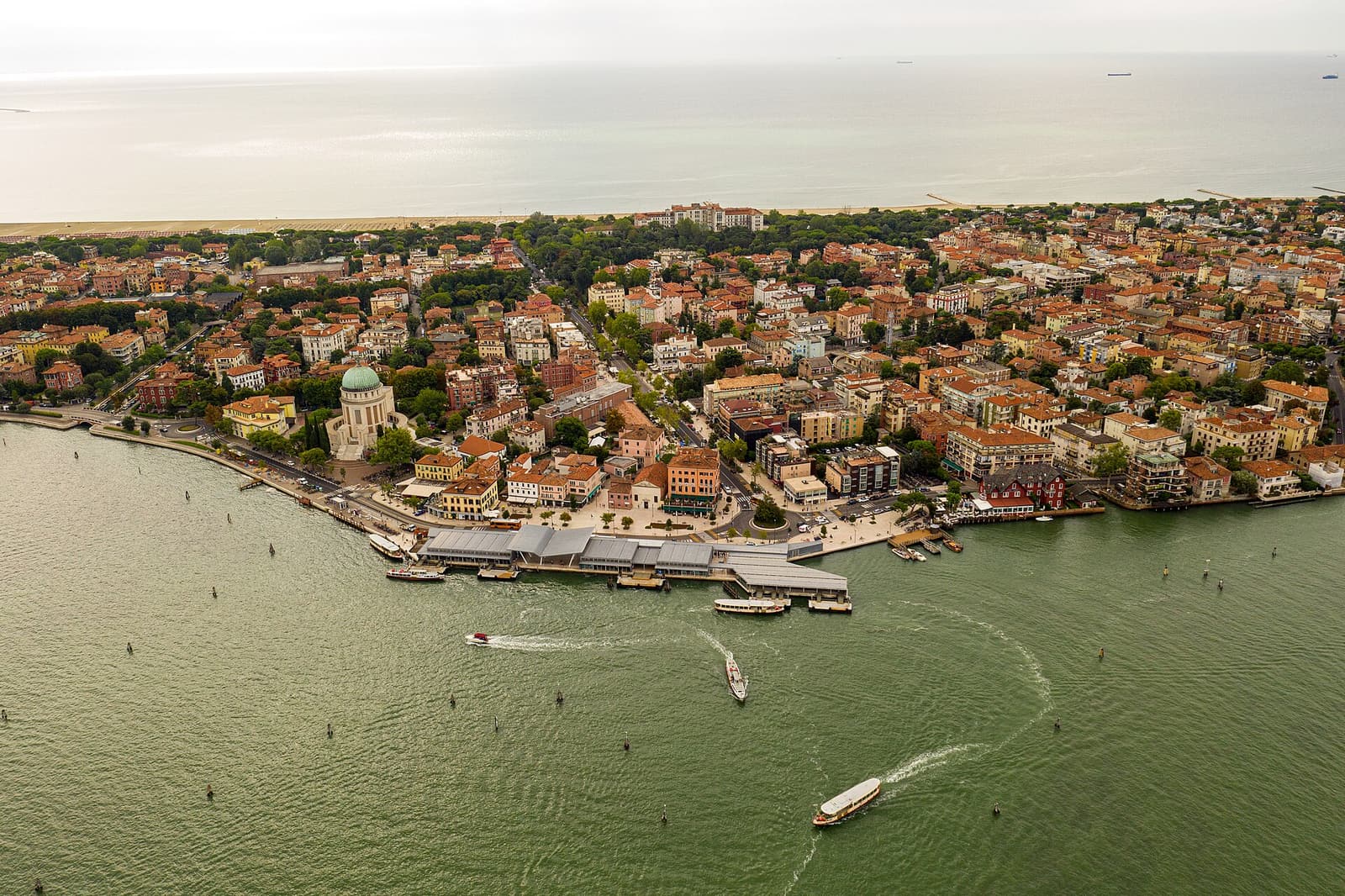 Die Uferfront des Lido bei Santa Maria Elisabetta von oben über der Lagune