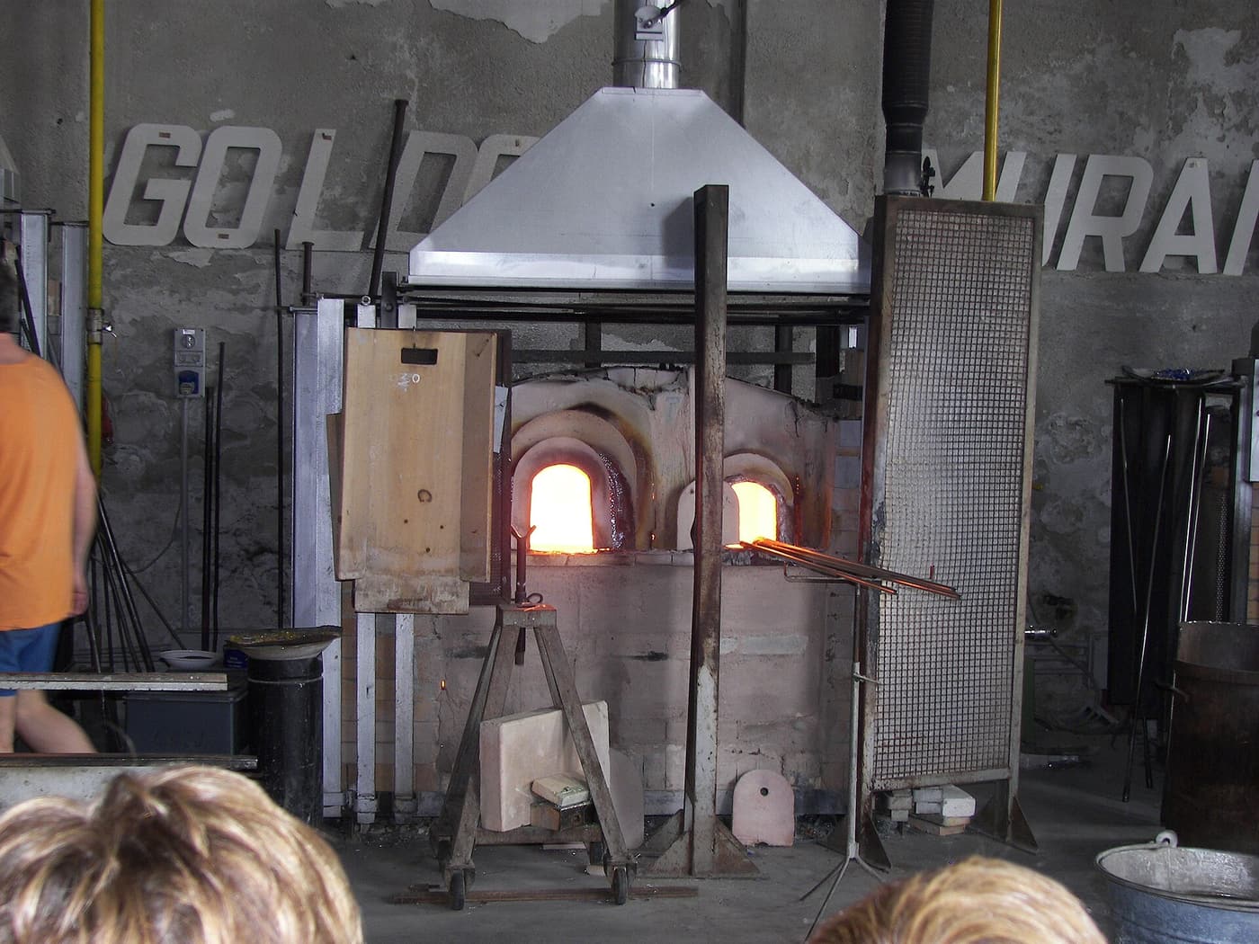 Die glühende Öffnung eines Glasofens in einer Werkstatt auf Murano