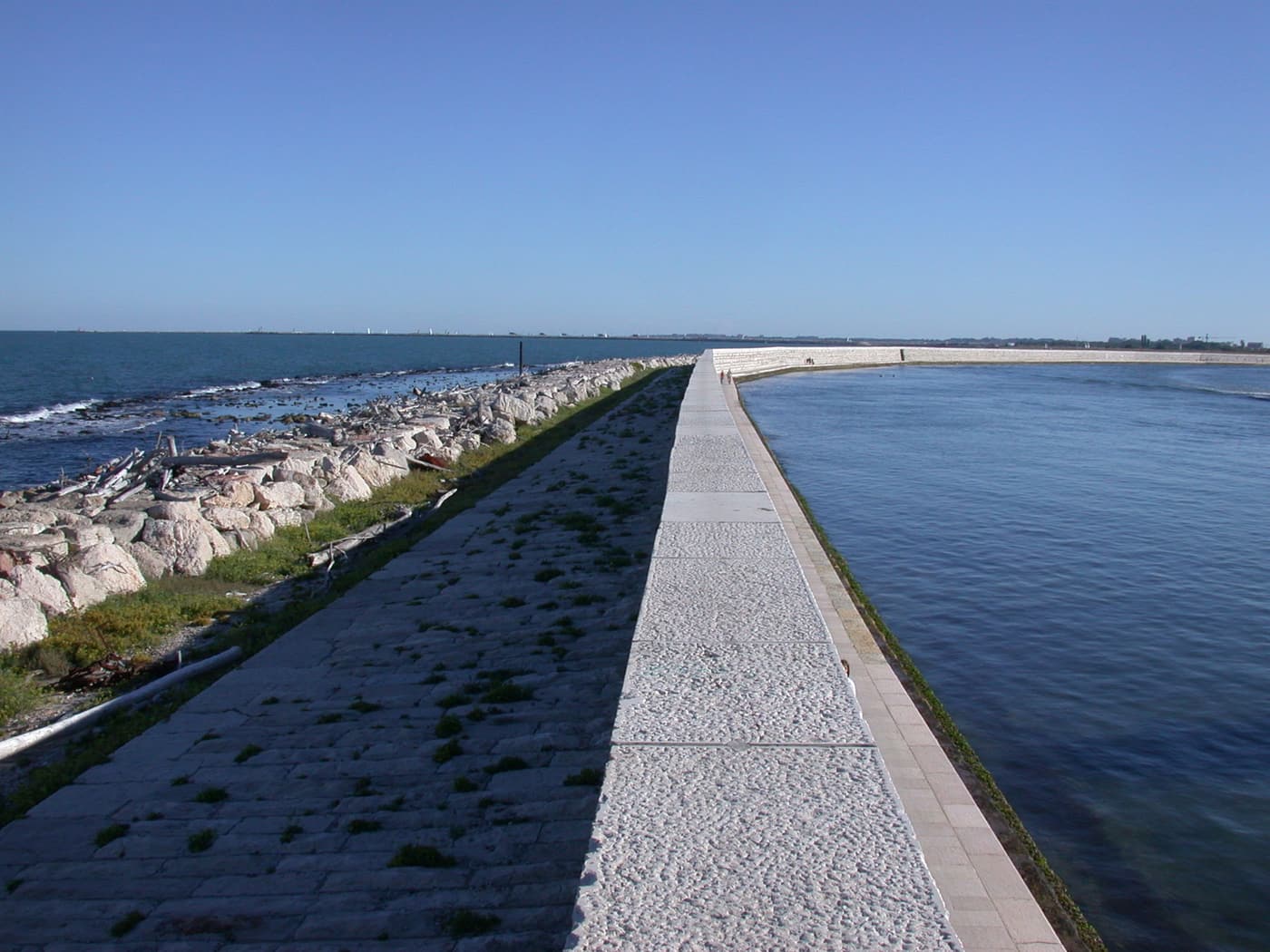 Die lange Steinmauer der Murazzi an der Adria
