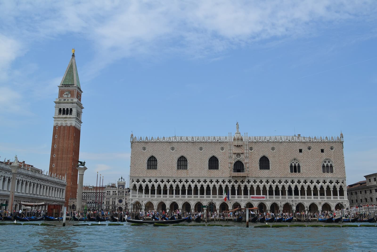 Campanile und Dogenpalast am Markusbecken