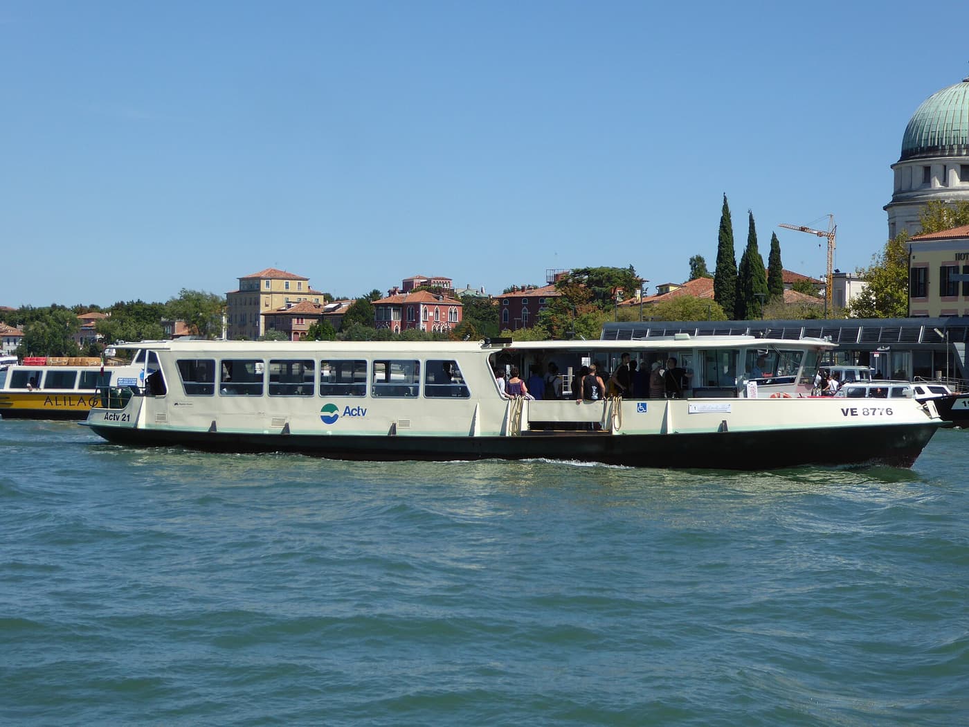 Ein ACTV-Vaporetto überquert die Lagune vor dem Lido